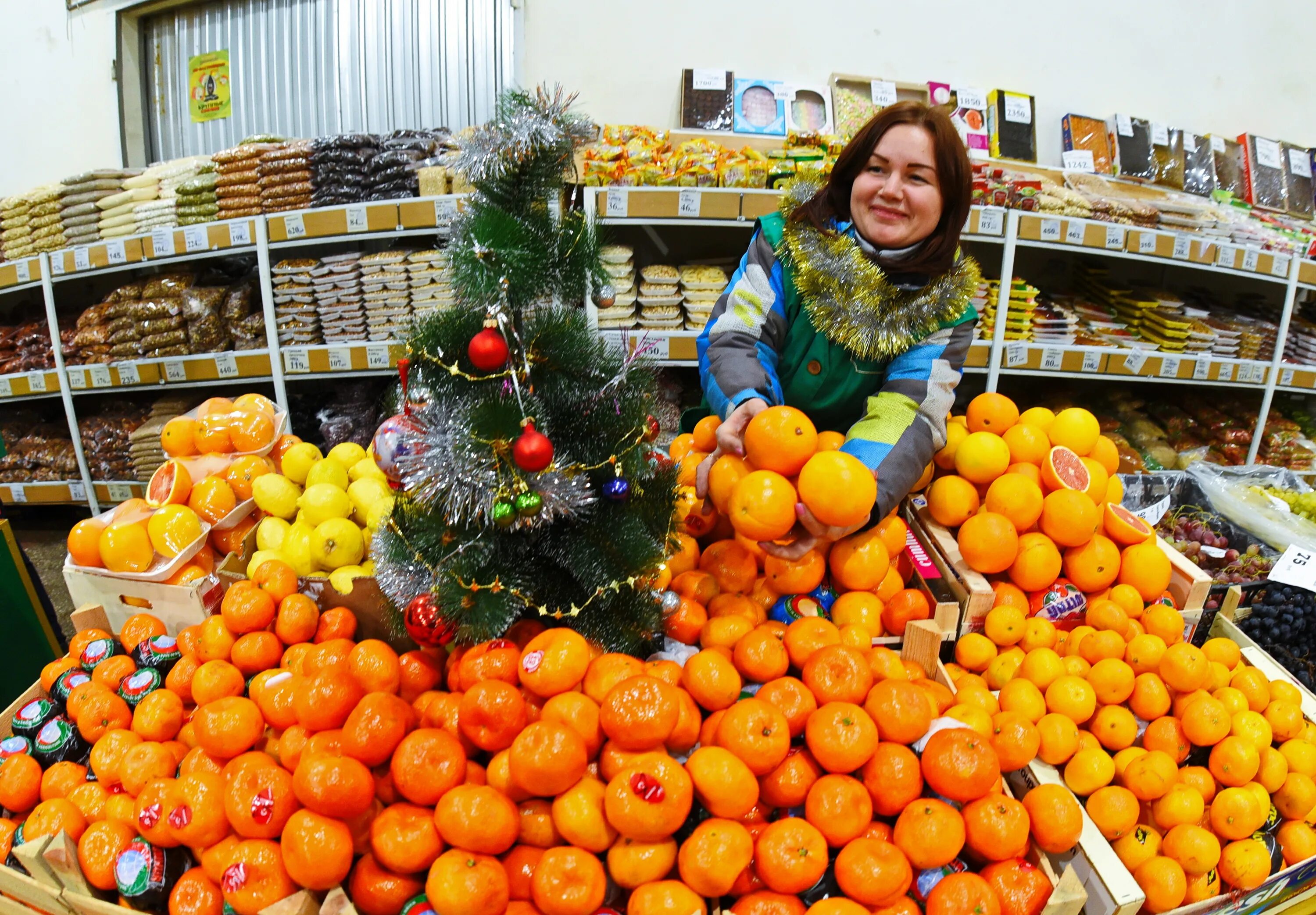 Фотосессия с мандаринами. Рынок мандарин. Супермаркет мандарин. Девушка с мандаринами. Баба мандарин