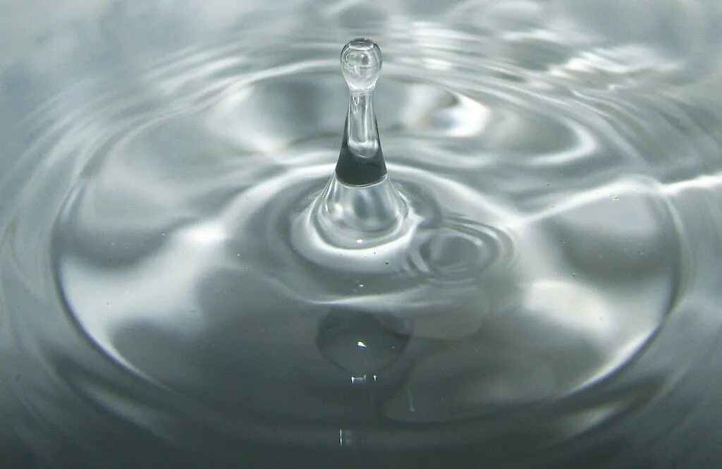 Слушать дай воды. Бесполезная вода. Water Drop Experiments. Картинка вода пронизывает одежду. Water Drops Craft Experiment.