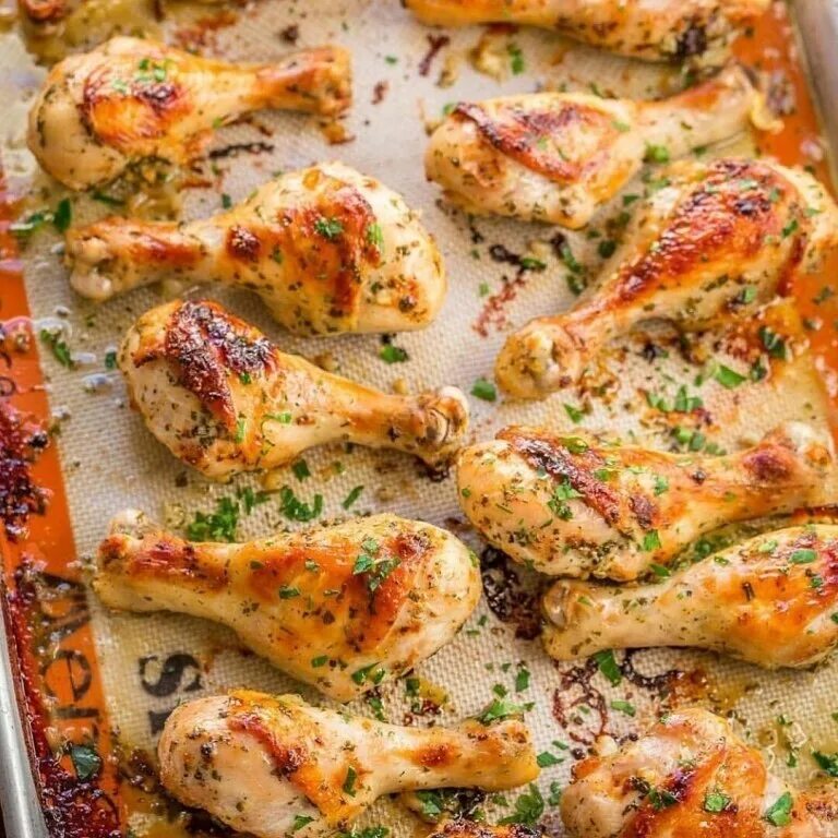 Куриные ножки быстро и вкусно. Куриные ножки в сметанном соусе. голень куриная на сковороде с подливкой. куриные ножки в чесночном соусе. куриные ножки запеченные в соусе.