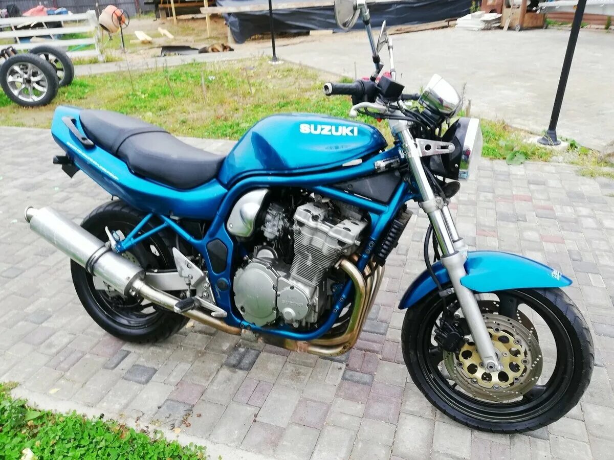 Сузуки 1999 год. Suzuki Bandit 700. Suzuki 700 кубов. Боковой пластик на мотоцикл Сузуки бандит 600 1999. Suzuki Genser 600 1999.