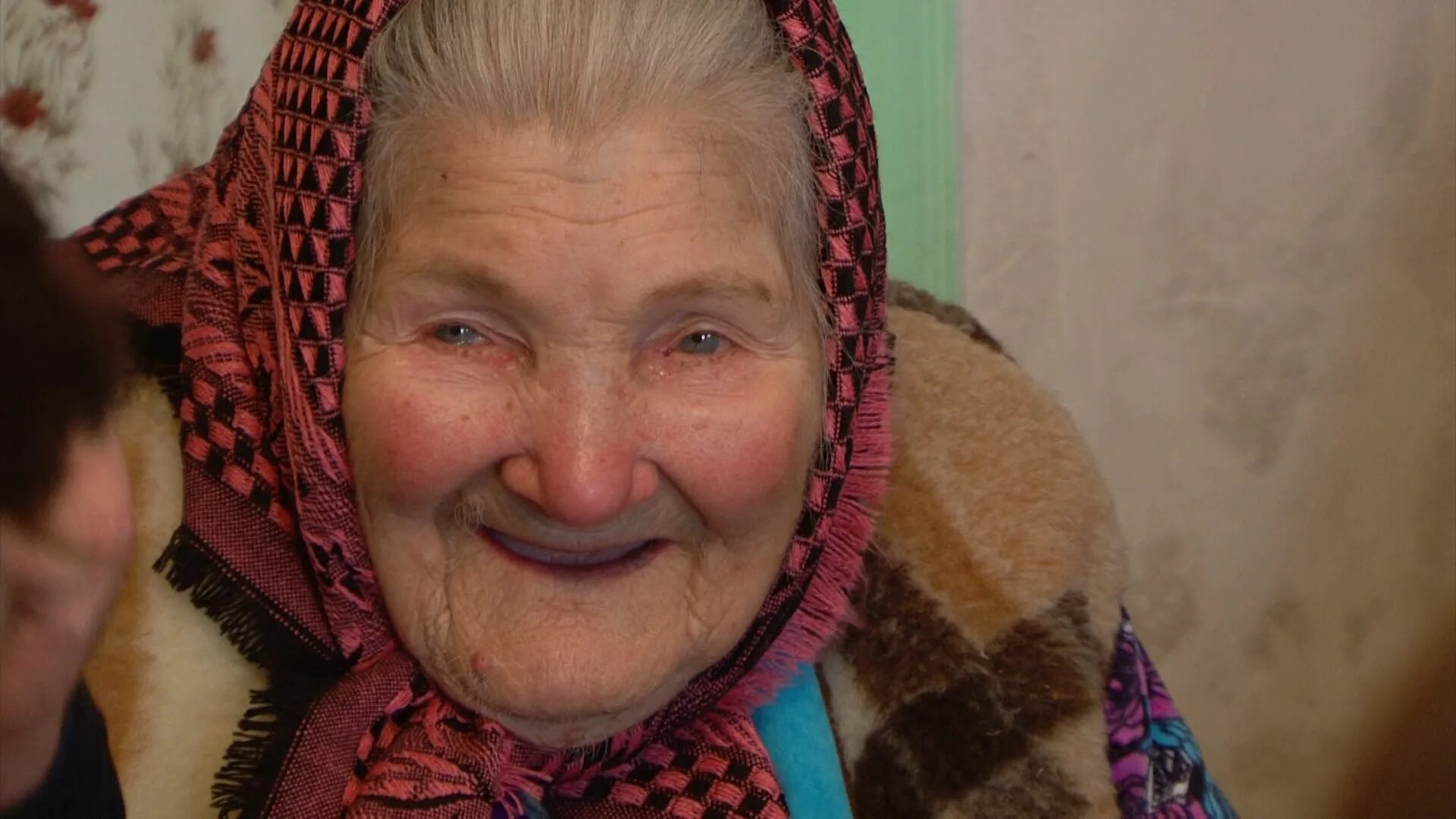 Видео бабка. Бабка 100 лет. 100 Летняя бабушка. Бабушка отмечает 100 лет. Старушка 100 лет.