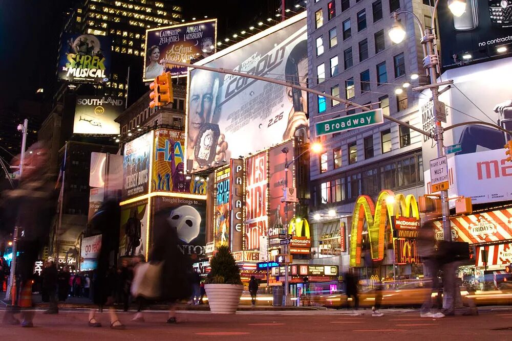 Бродвей это. Бродвей нью-йорк. бродвей в нью-йорке, сша. улица бродвей (broadway street), нью-йорк. театр на улице бродвей в нью-йорке.