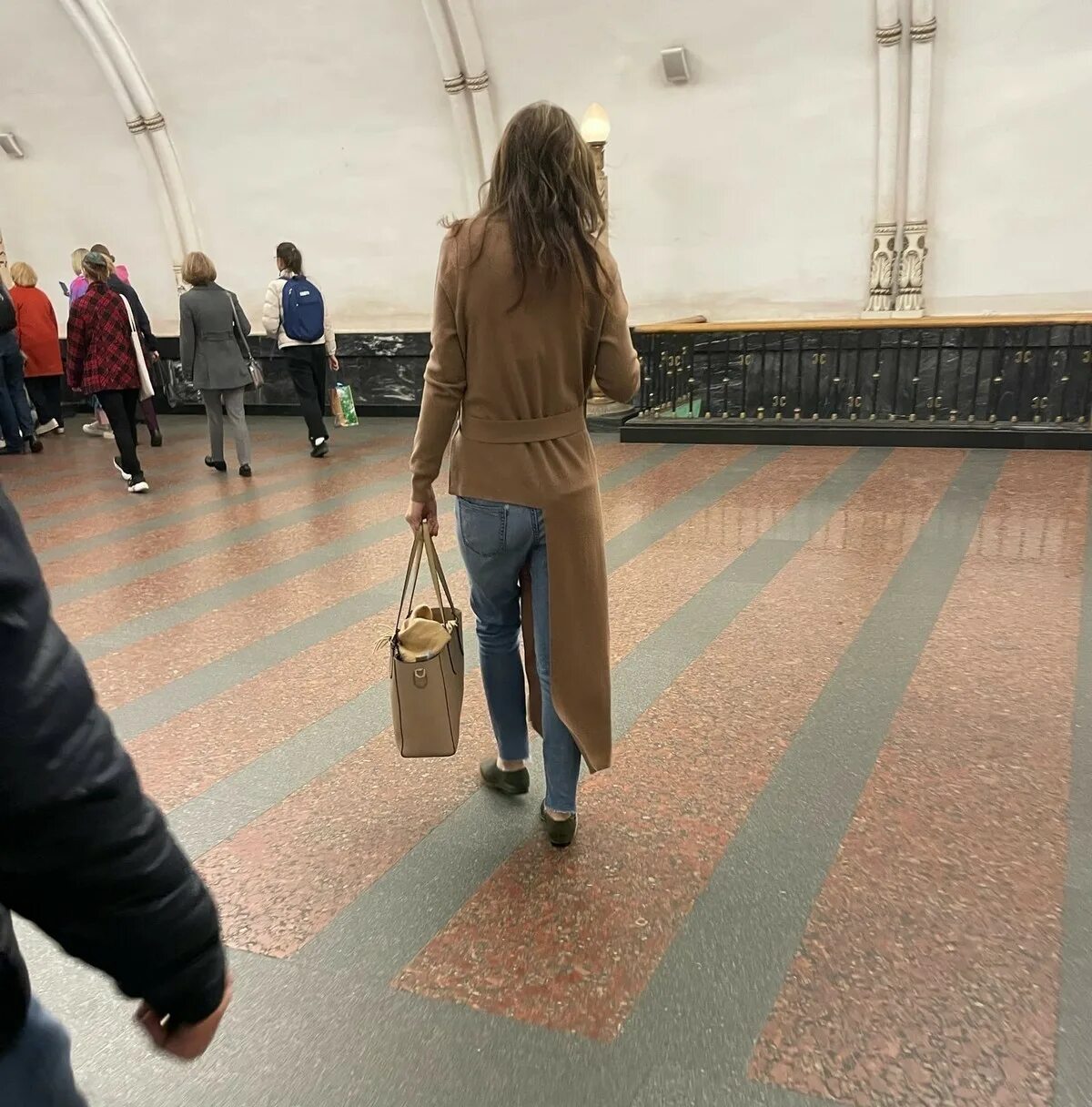 13 апреля метро. Подборка &quot;модников&quot; из российского метрополитена. фотосессия в метро. люди в метро. мода метро москвы.