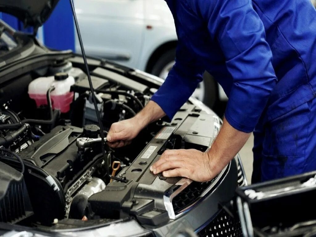 машина в автосервисе. автомобиль в сервисе. красивый автосервис. техобслуживание автомобиля. человек чинит машину.