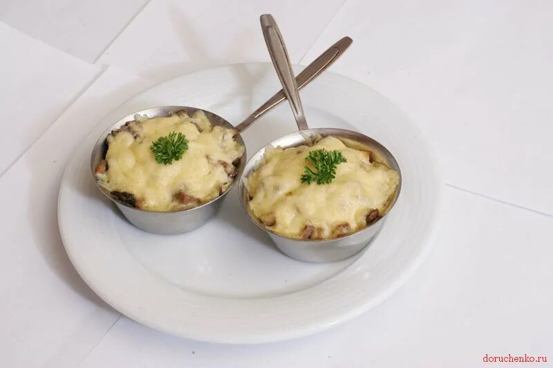 Рецепт жульена в кокотницах. Жульен с курицей и грибами в кокотницах. жульен в кокотницах с грибами. кокот грибной. жюльен с курицей и грибами в кокотнице.