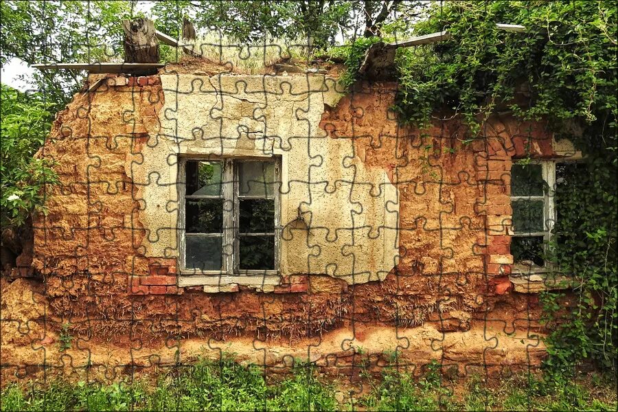 Заброшенный двор в деревне. Развалины здания. Старые дома. Разрушенный город. Старый дом.