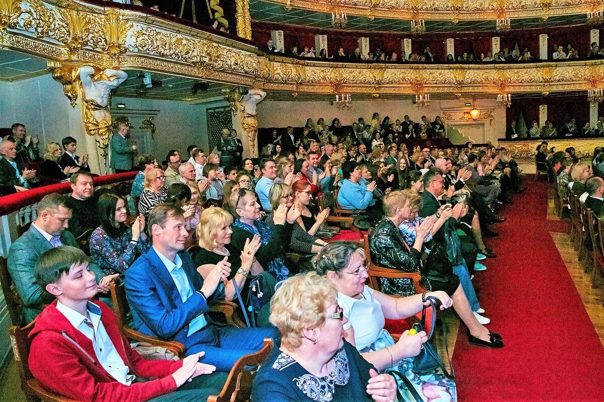 Посещение театра праздник для нас эта ель. Зрители в театре. Военный театр. Московский театр зрители. Посещать театр.