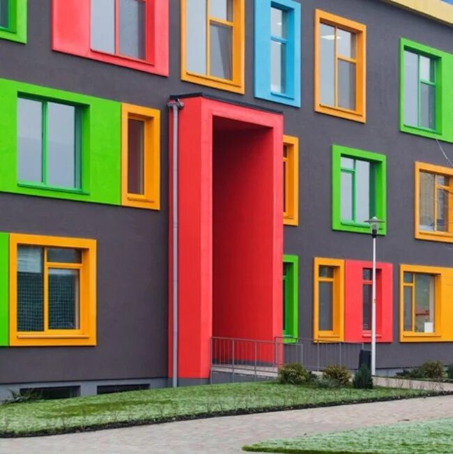 Купить фасад яркая жизнь. Разноцветный фасад. Цветные фасады домов. Разноцветные многоэтажки. Окрашенный фасад.