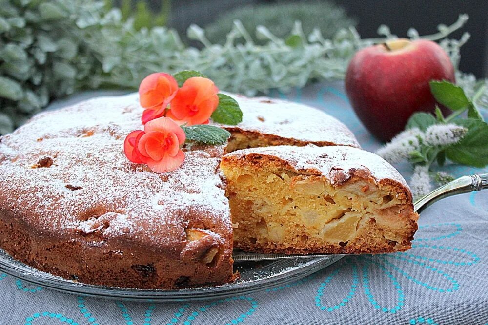 Кекс с яблоками. Кекс с пудрой. Кукурузная мука выпечка. Маффины с пудрой. Рецепт кекса с яблоками