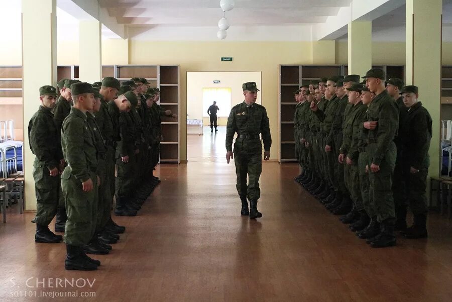 Построю роту. Порядок для воинской части. Казарма воинской части. Солдаты в казарме. Размещение военнослужащих.