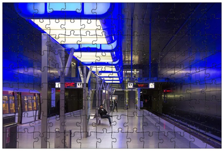 метро световая. метро темно. фонарный столб ночью. хафенсити станция метро. световая станция.