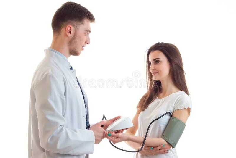 Молодые парни врачи. Врачи мужчина и женщина. Девушка у доктора мужчина слушает. Женщина стесняется мужчину врача фото.