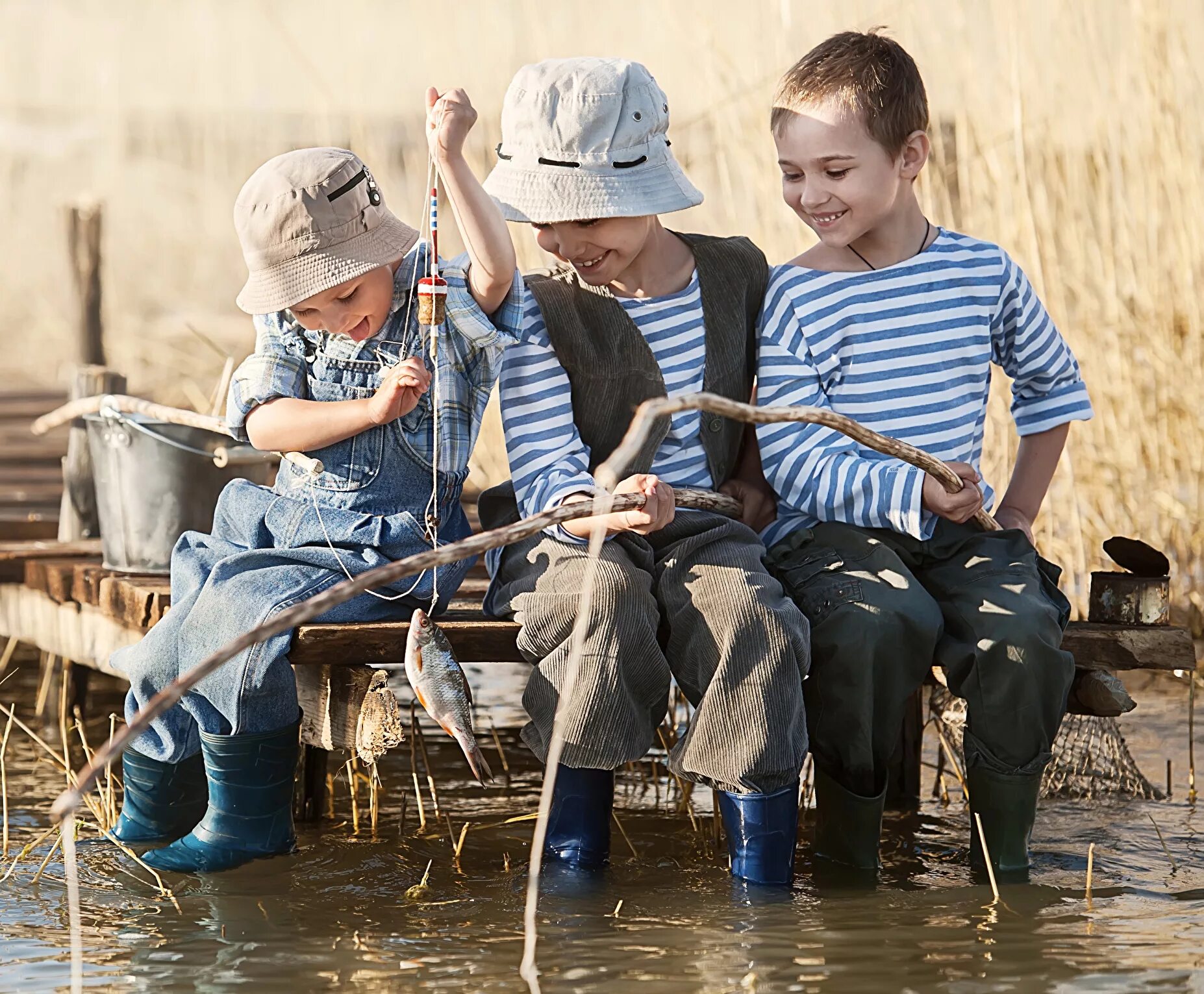 Мальчики на рыбалке. Детская фотосессия рыбалка. Дети на рыбалке. Рыбак для детей. Дети на берегу реки.