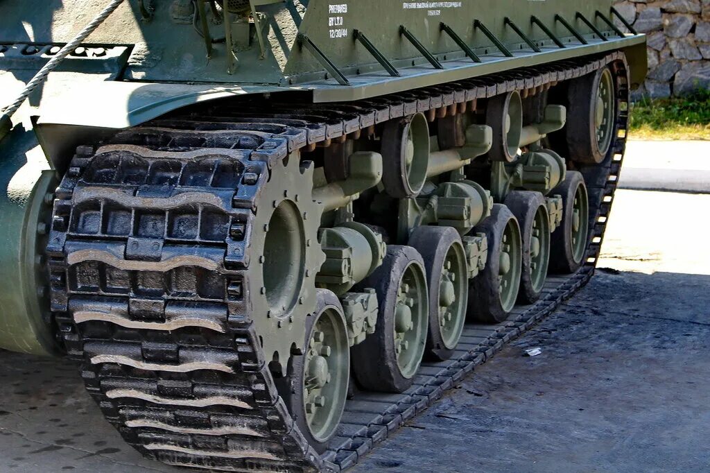 Танковая гусеница. Гусеницы Шерман т49. Траки Шерман. Гусеницы танка Шерман. Траки на Шерман т61.