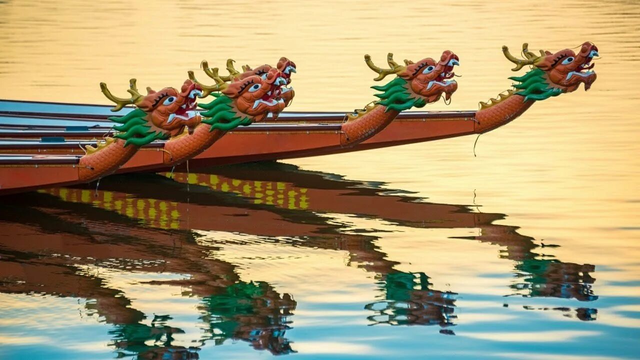 Фестиваль драконьих лодок в Китае. Лодка дракон. Праздник драконьих лодок. Гонки на лодках драконах. Рис кидают в воду