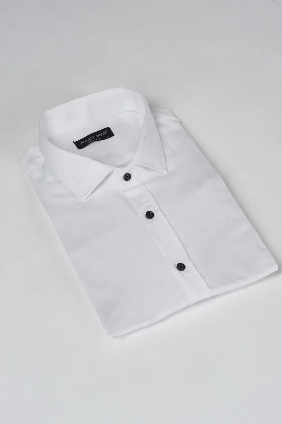 Мужская белая рубашка Zara воротник стойка. Мужская белая рубашка. Белая рубашка с черными пуговицами мужская. Пуговицы на рубашке.