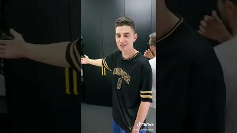 Глент смотрит свои старые видео