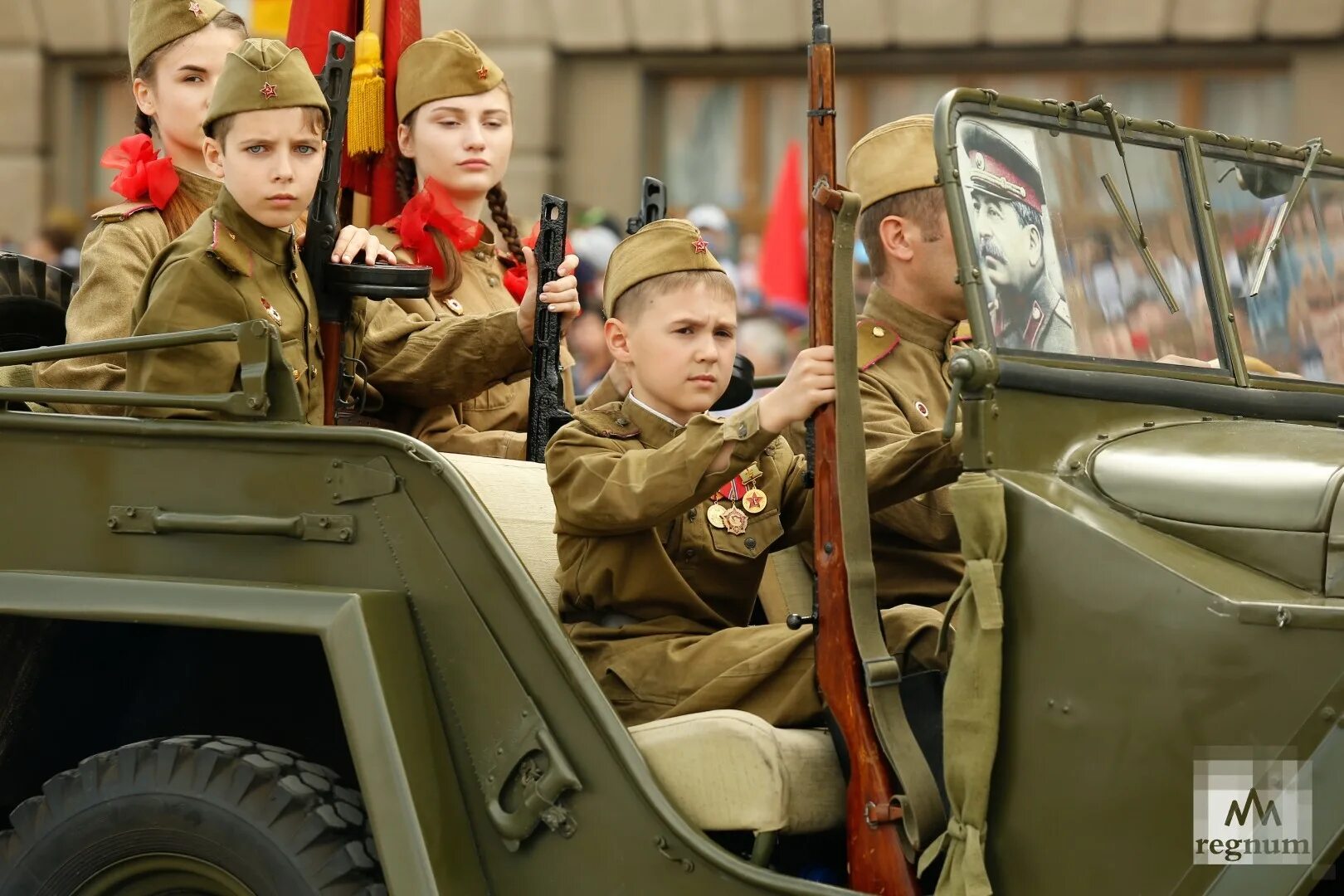 Что такое день это утренний парад. Дети на параде Победы. День Победы для детей. Дети войны на параде. Дети на военном параде.