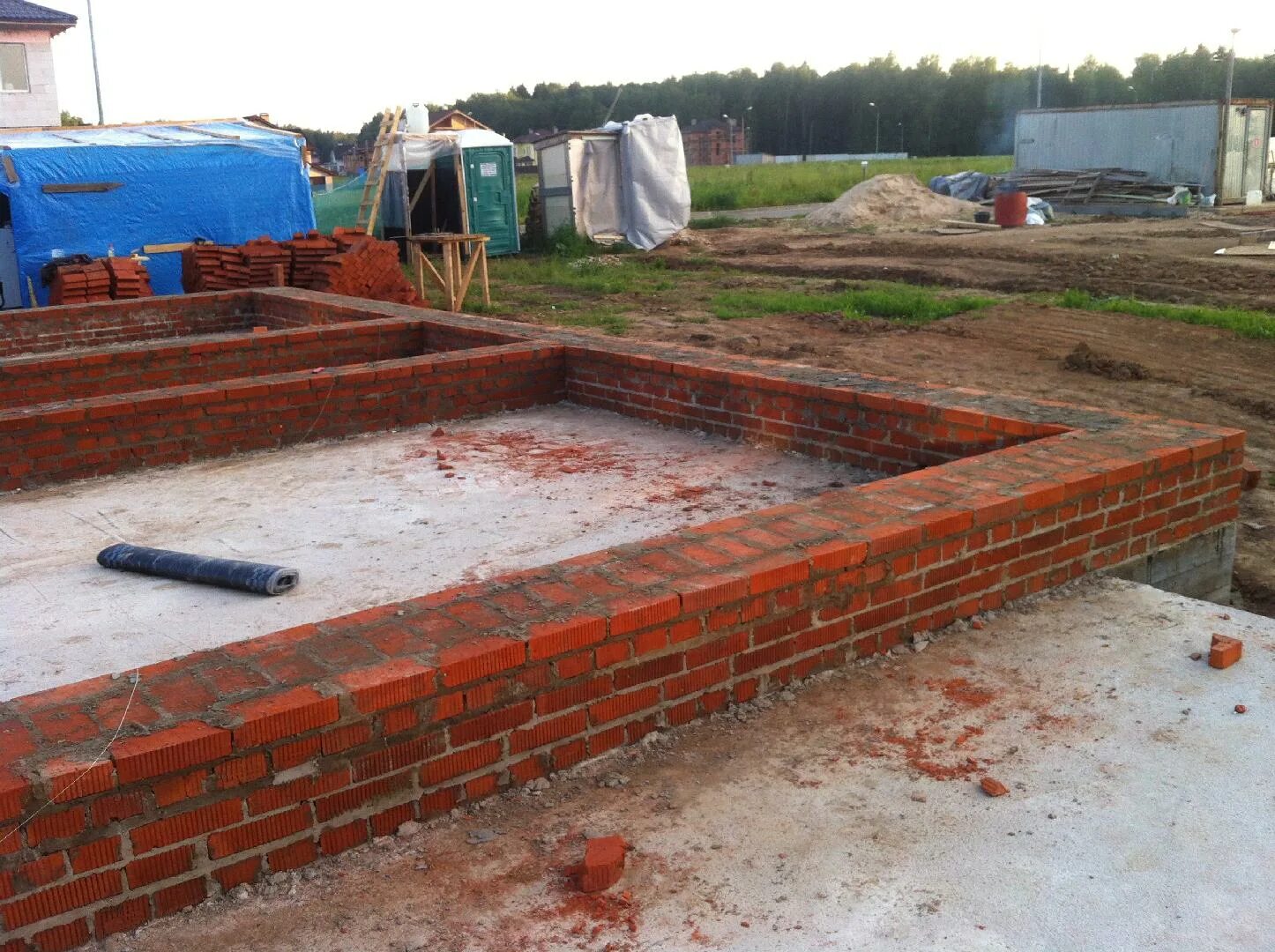 Высота ленточного фундамента для одноэтажного дома. Ленточный фундамент заглубленный технология. Фундамент 2 метра. Глубокозаглубленный ленточный фундамент. Армирование заглубленного ленточного фундамента шириной 40 см.