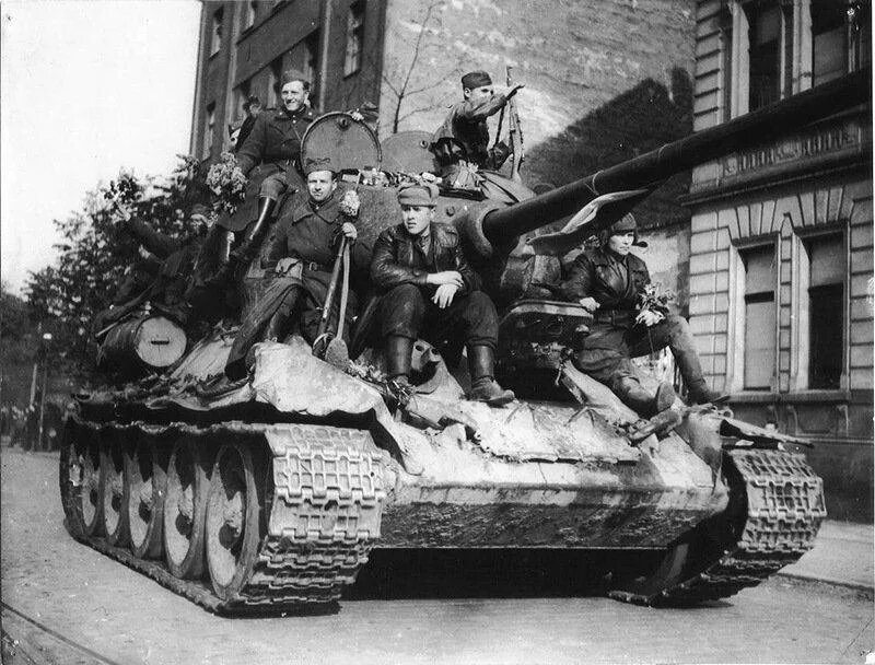 Т 34 85 Чехословакия. Советские солдаты в Праге 1945. Освобождение Братиславы 1945. 9 Мая 1945 Прага.