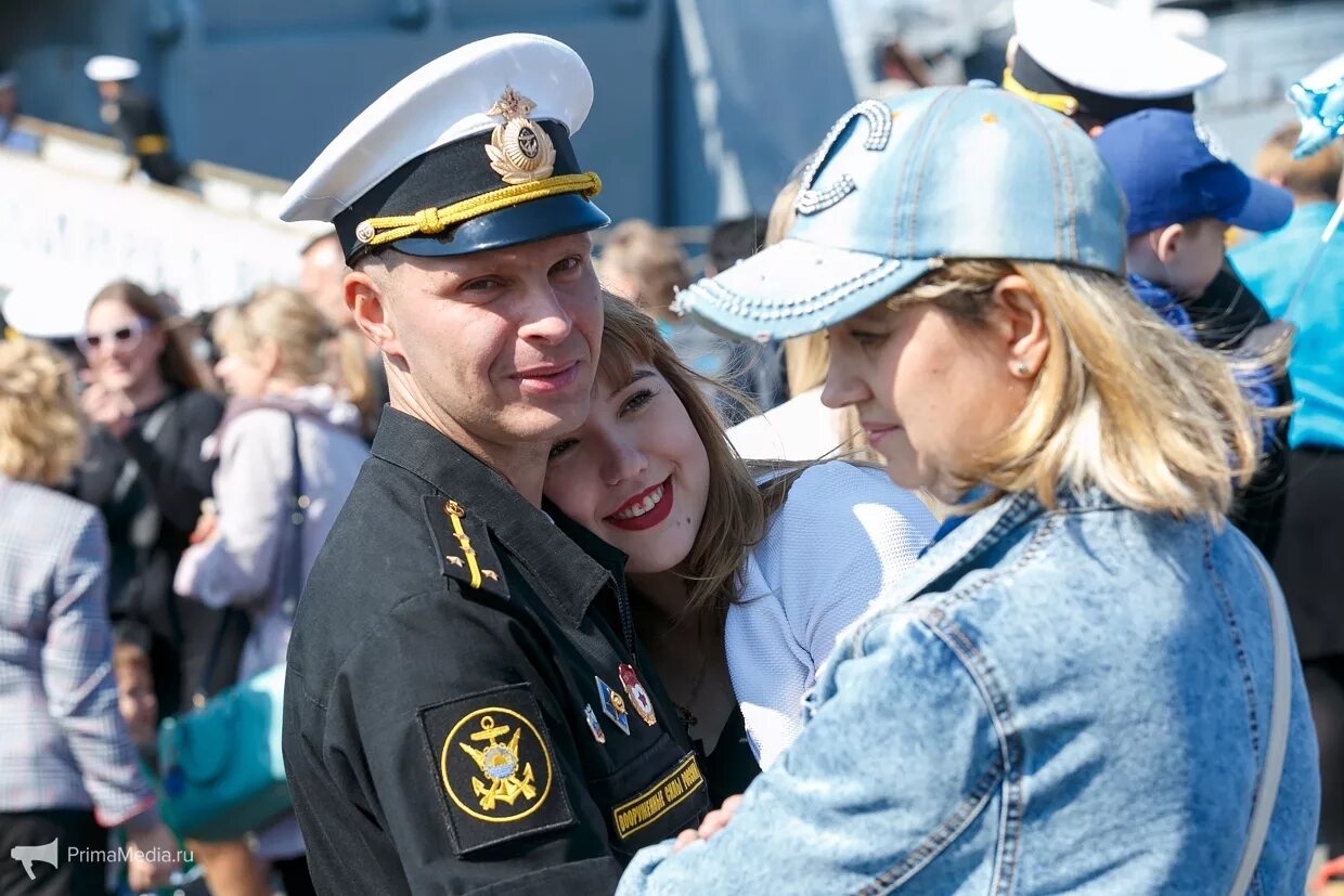 Встреча моряка. Жены вмф. встреча моряков из похода. провожает моряка.