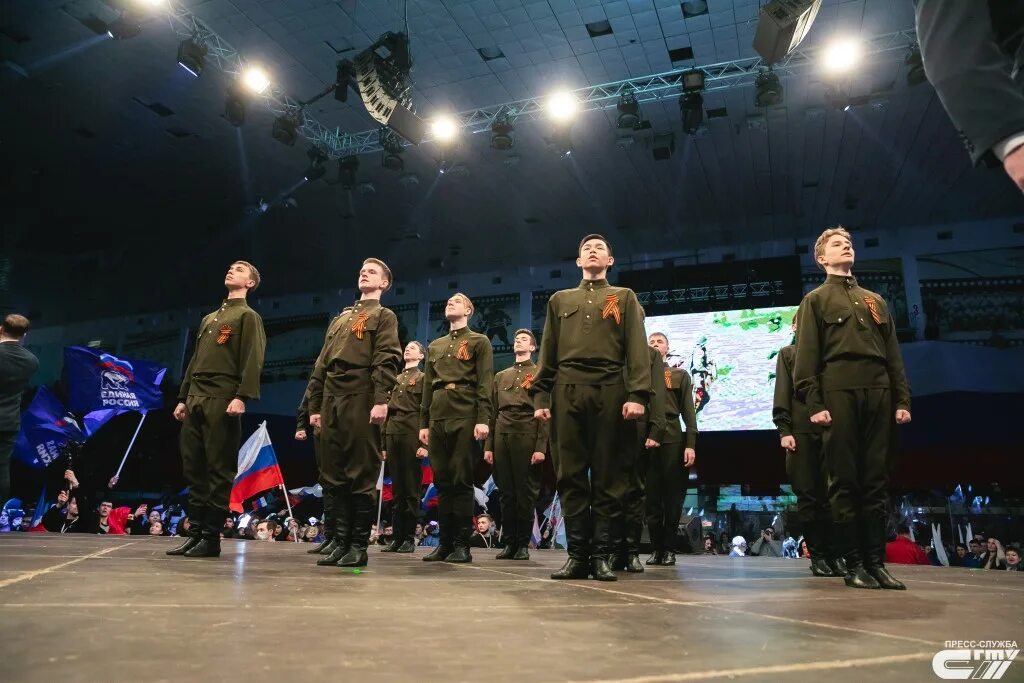 Концерт посвященный Крыму. Фотографии с концерта в Саратове. Саратовский Кристалл концерт. Любэ концерт в Саратове. Принял участие в концерте посвященном