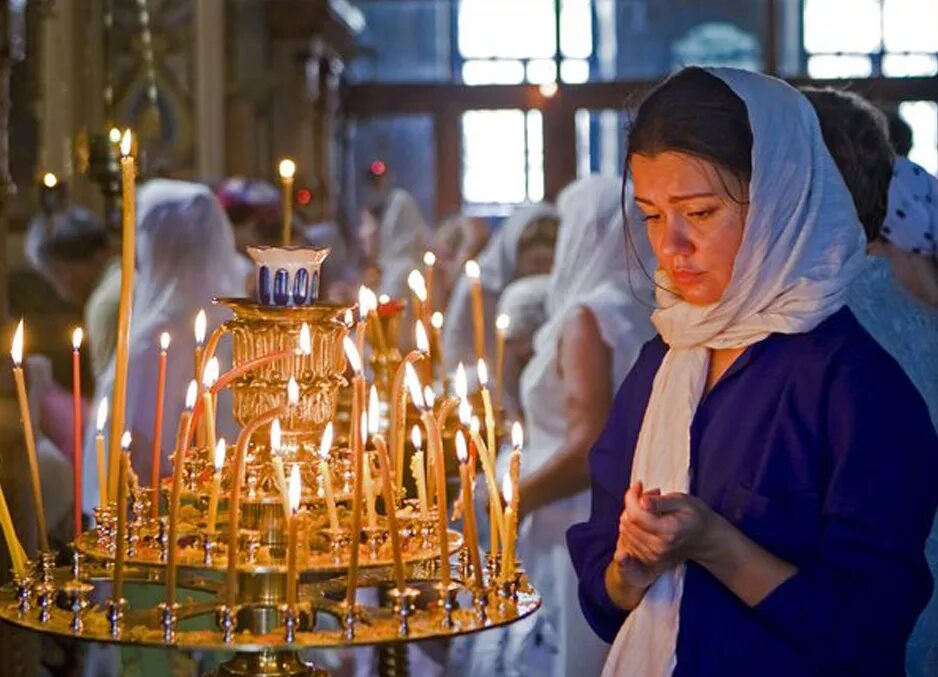 Люди в церкви. 27 Декабря праздник картинки церковный. 27 Декабря праздник церковный. 6 Мая церковный праздник.