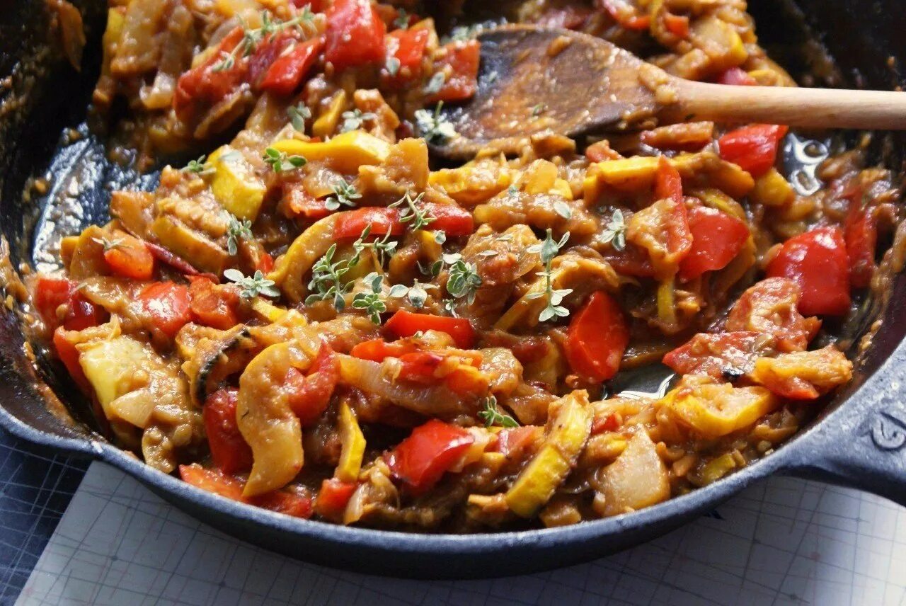 Тушеные овощи вкусный рецепт. Овощное рагу Рататуй. Рататуй (овочеве рагу). Баклажаны с мясом и овощами. Блюда албанской кухни.
