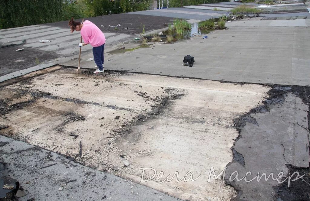 Перекрыть крышу гаража рубероидом. Перекрытие крыши рубероидом. Рубероид на бетонную крышу. Покрытие крыши рубероидом на бетоне. Старая мягкая кровля.