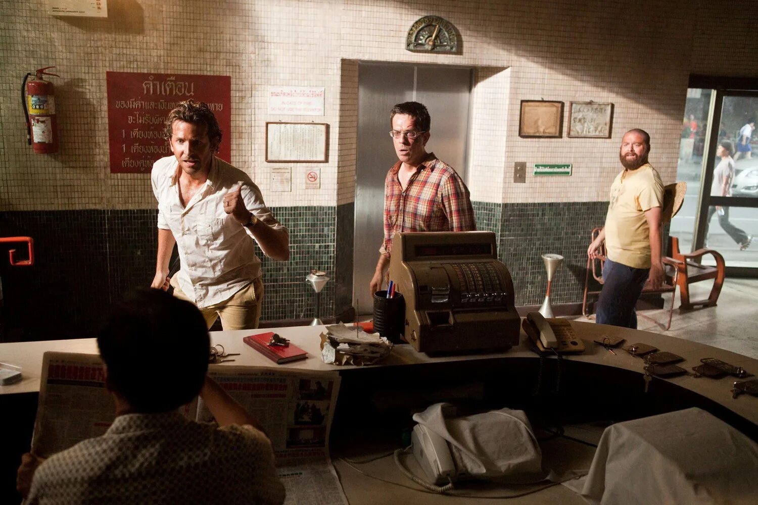 Мальчишник из вегаса в бангкок. Мальчишник 2: из вегаса в бангкок фильм 2011. Зак галифианакис мальчишник 2: из вегаса в бангкок. Мальчишник в вегасе 2. Мальчишник 2011.