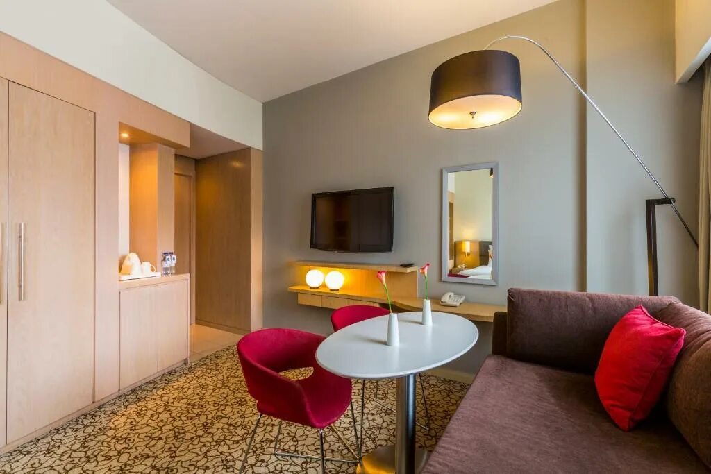 Novotel dubai. Novotel suites mall of the emirates dubai. Новотель молл эмират дубай. Дубай отель новотель. Novotel suites dubai mall.