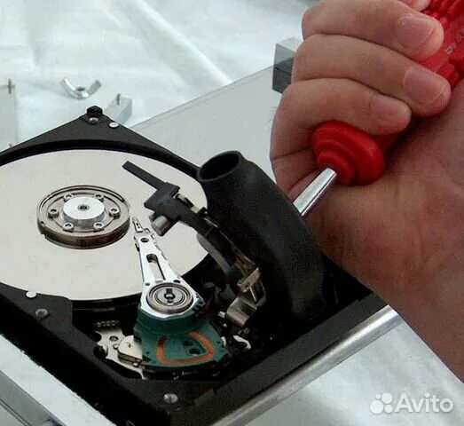 Головка HDD. Позиционер жесткого диска. Головка чтения жесткого диска. Запил на жестком диске. Достать информацию жесткого