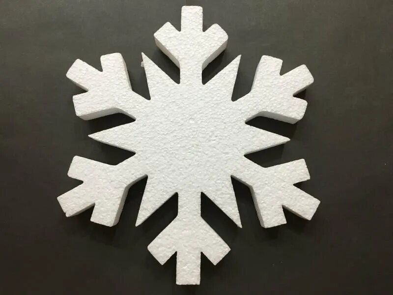 Как сделать снежинку из салфетки но только и из целого листа. Пенопластовые снежинки. Как сделать снежинку из пенопласта. Снежинки из пеноплекса. Украшение снежинками из пенопласта.