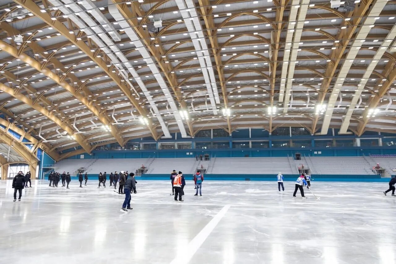 Московский каток кемерово. Ледовый дворец кузбасс в кемерово. ледовый дворец кузбасс арена. ледовая арена кузбасс кемерово. ледовый дворец кемерово каток.