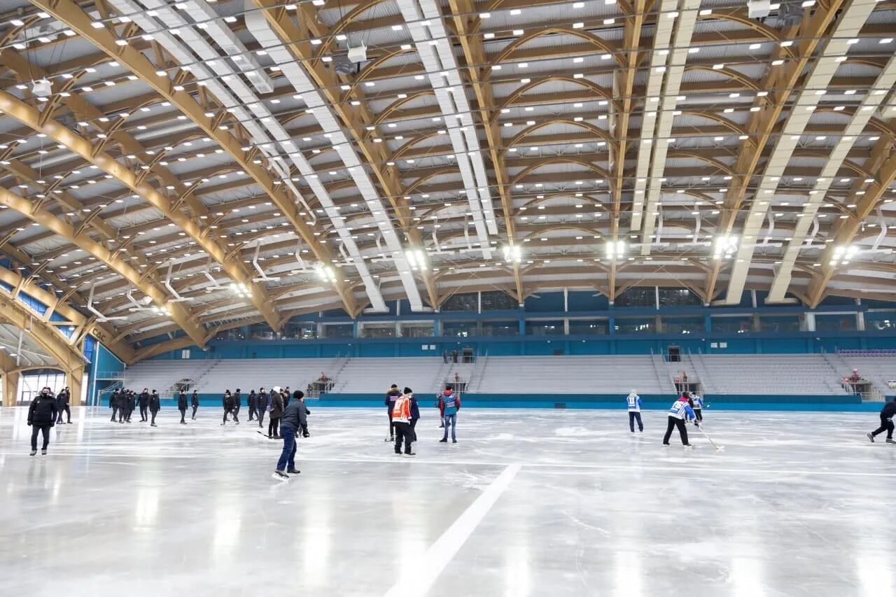 Каток на московской площади кемерово. Ледовый дворец Кузбасс в Кемерово. Ледовый дворец Кузбасс Арена. Ледовая Арена Кузбасс Кемерово. Ледовый дворец Кемерово каток.