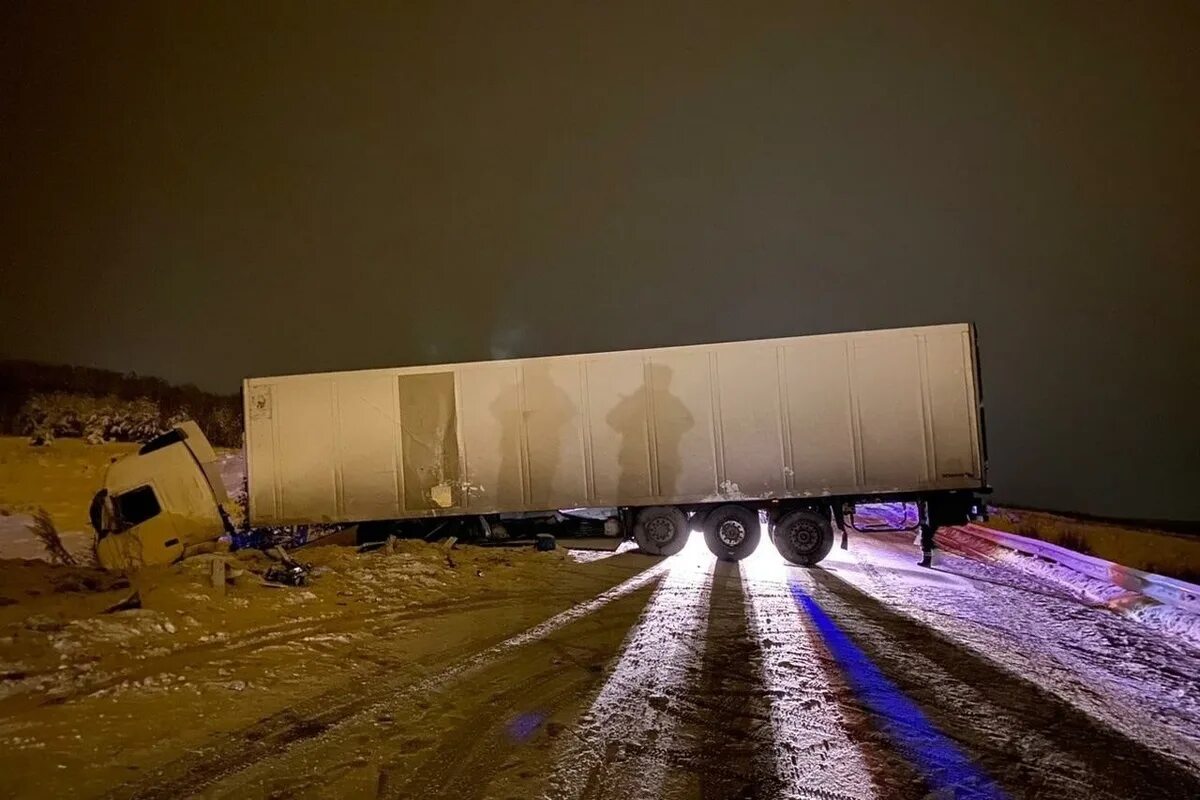 Авария м5 челябинская область. ДТП ноябрь 2022 м5 Челябинская область. Грузовик на трассе. Фура на трассе. Фура автопоезд.