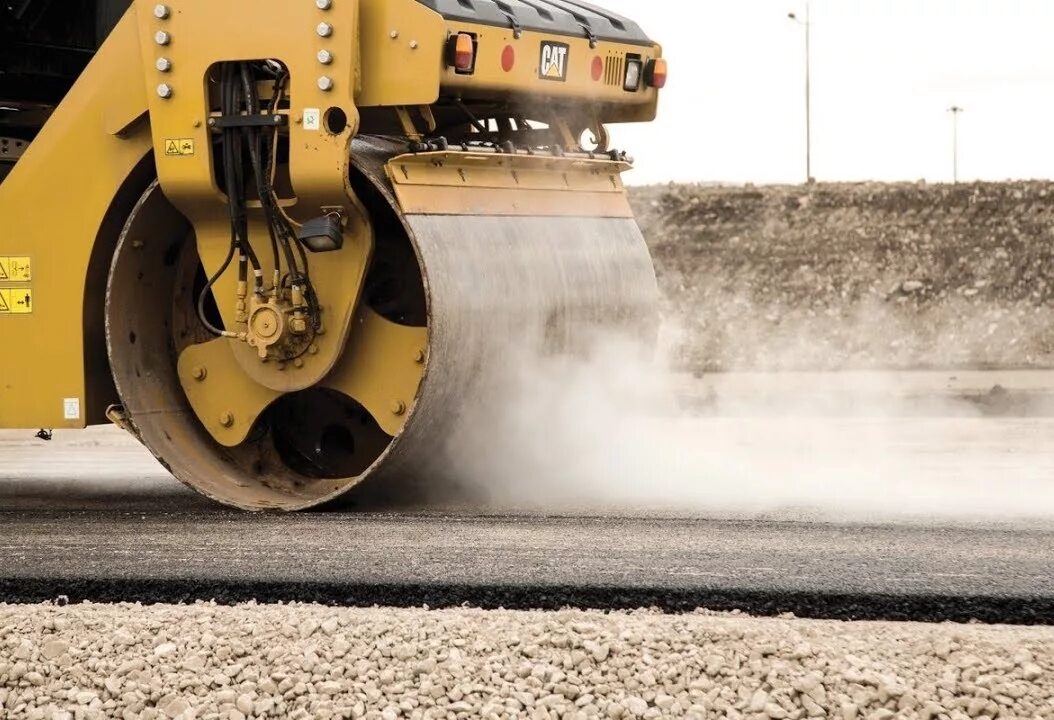 Асфальтовые катки. Под катком. Дорожный каток на дороге. Горячий асфальт. Каток машина.