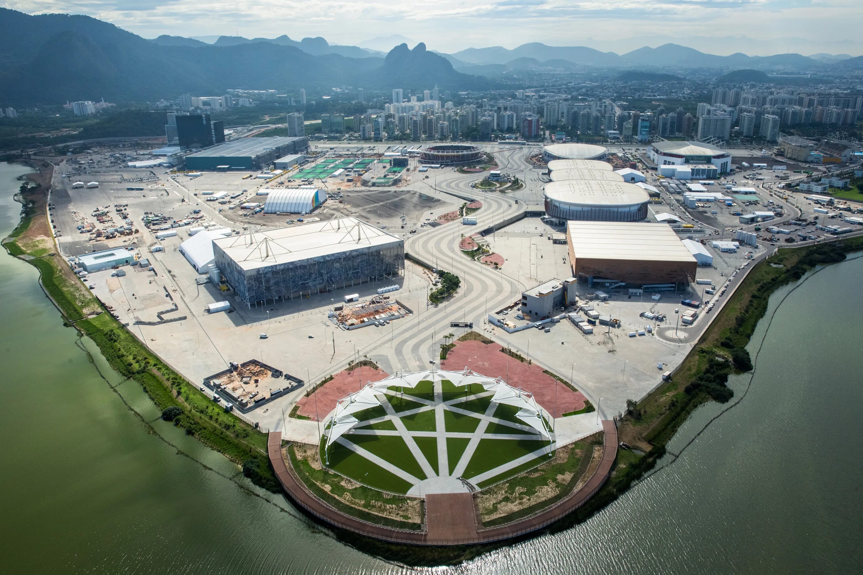 Села рио. Олимпийская деревня Рио-де-Жанейро. Олимпийский парк в Рио де Жанейро. Олимпийская деревня Рио 2016. Олимпийский парк Рио де Жанейро 2017.