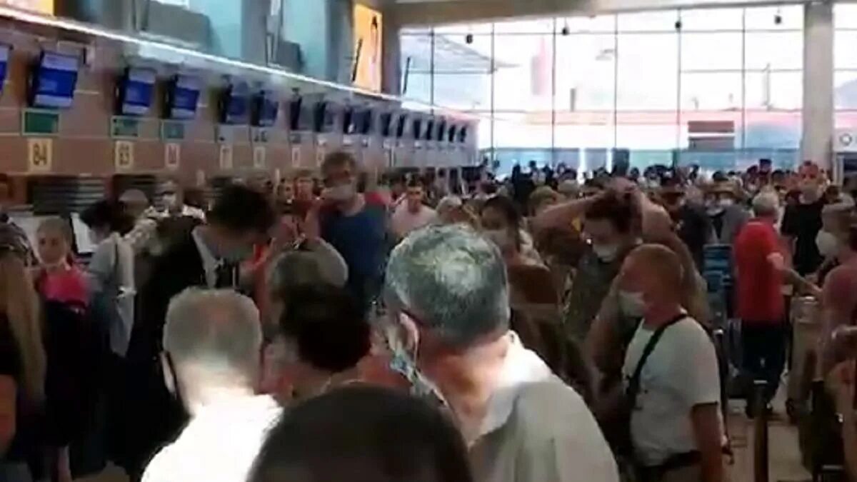 Очереди в шереметьево сейчас терминал в. Очередь в аэропорту. очереди в шереметьево сейчас. очередь в шереметьево. очереди в аэропортах москвы.