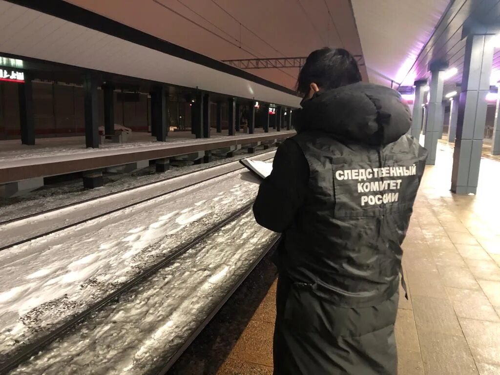 Парень толкнул девушку под поезд. Подростка сбила электричка.