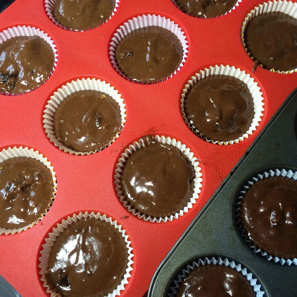 Кексики в формочках. Маффины с шоколадом. Шоколадный кекс. Маффины с шоколадом. Кексики в силиконовых формочках с какао.