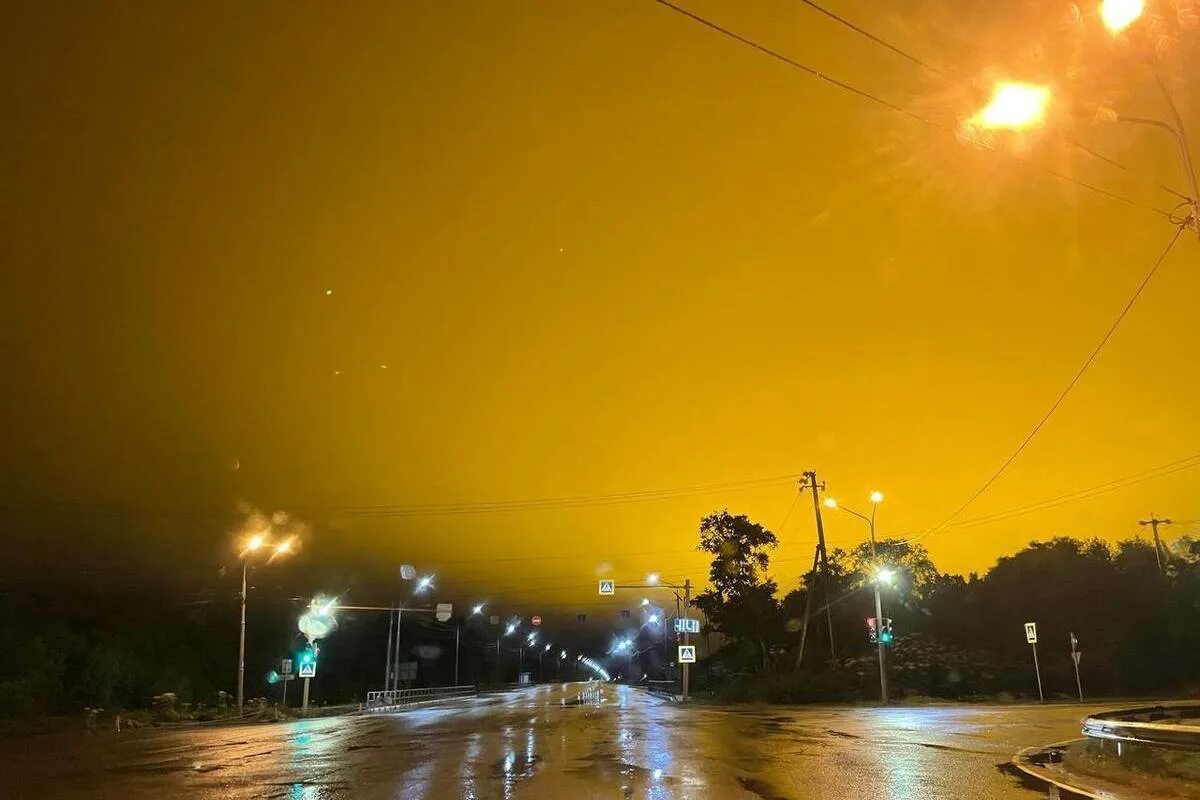 Почему ночь желтая. Желтое небо ночью. Желтое небо явление. Желтая ночь. Ночное небо над Южно Сахалинском.