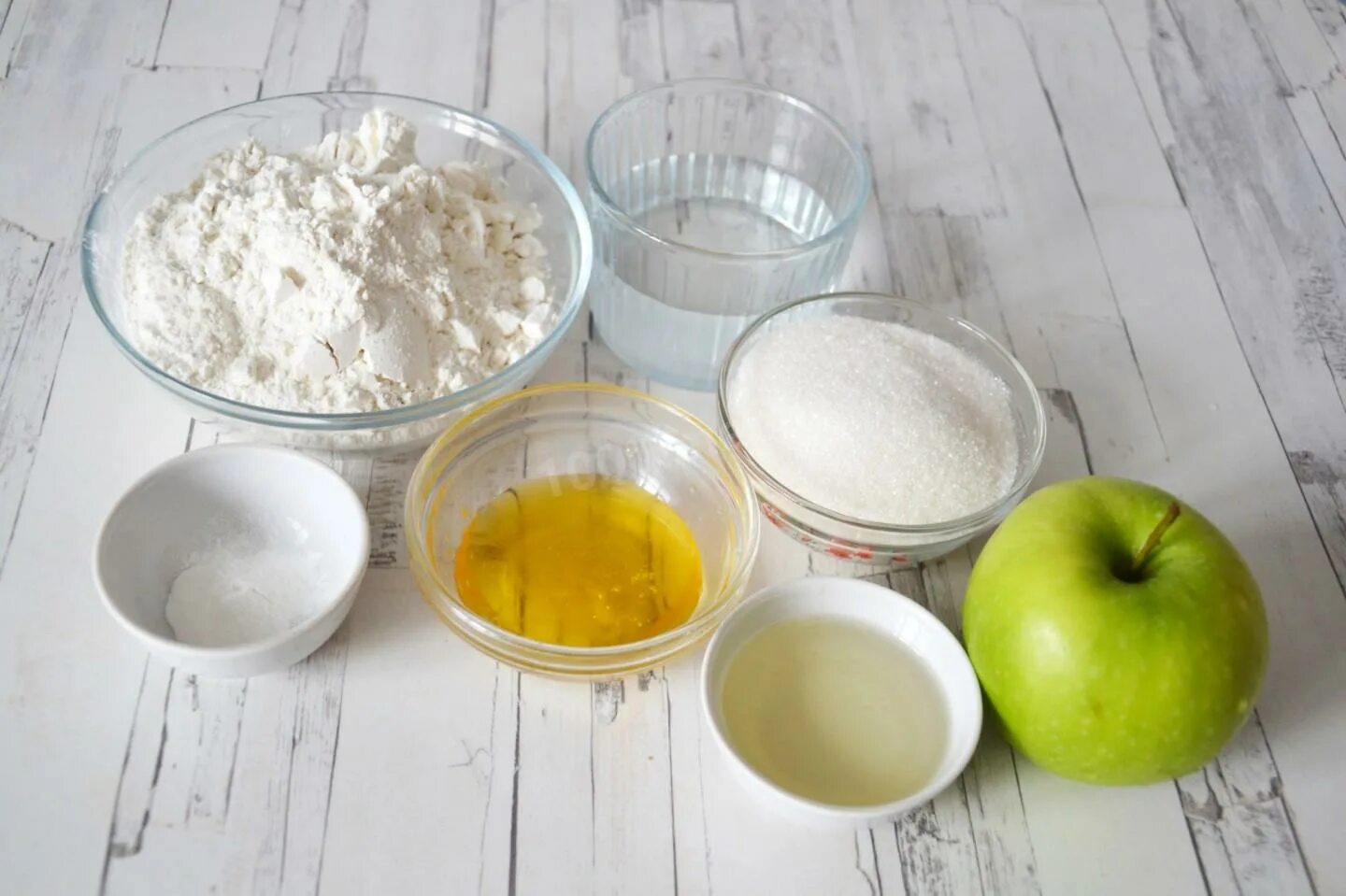 Сахар сливочное масло яблоки. Ингредиенты для яблочного пирога. Ингредиенты для шарлотки. Ингредиенты для пирога с яблоками. Продукты для приготовления шарлотки.