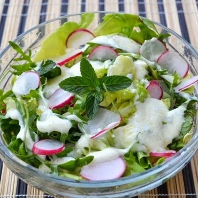 Редис с яйцом и сметаной. Салат с рукколой и редисом. руккола редис салат. масло салата латука. овощной салат с йогуртом.