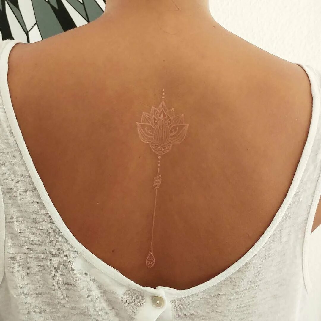 Тату белыми чернилами. Тату белой краской. Тату белыми чернилами. Белые тату. Белые тату.