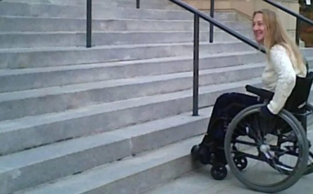 Женщины инвалиды колясосницы. Инвалид колясочник. Девочка инвалид. Женщина в инвалидной коляске. Девушка притворилась инвалидом на балу