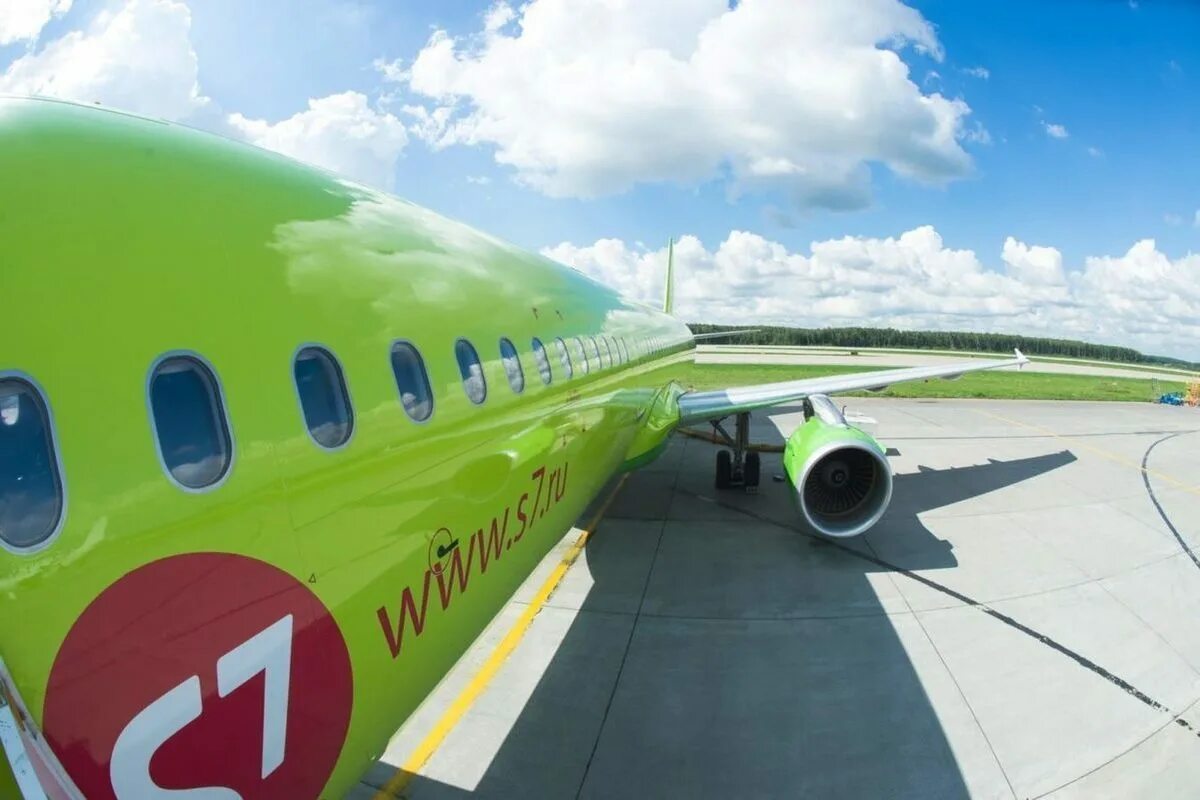 Авиакомпания s7 airlines казань. Embraer e170 s7. S7 1171. 7 июля самолет. S7 airlines толмачево.