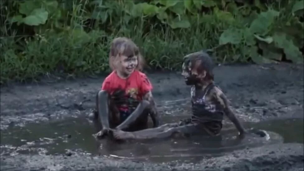 Мальчик в луже. Грязные дети видео. Грязные дети видео. Грязные дети видео. Мальчик в луже.
