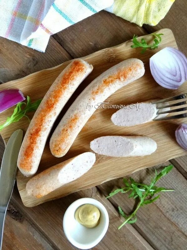 Колбаски пп. Куриные сосиски. домашние куриные сосиски. домашние сосиски из куриного. пп колбаски домашние.