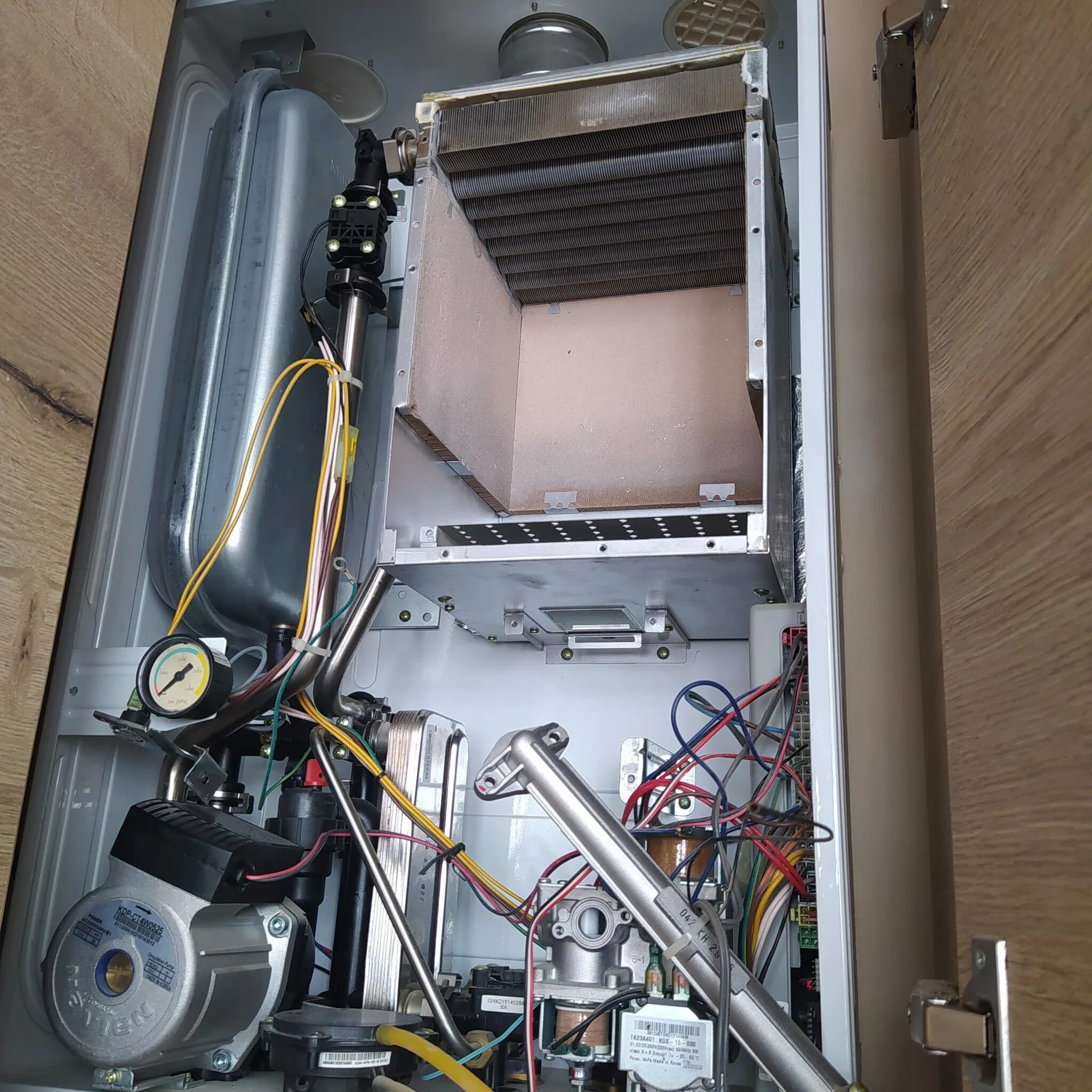 Котел двухконтурный навьен делюкс 24. Сервисный центр котла навьен. Navien deluxe чистка теплообменника. Газовый котел навьен 16 гидрогруппа. Ремонт электрических котлов.